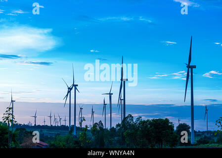 Paysage de grandes fermes éoliennes dont l'énergie de remplacement pour la production d'innovation de l'énergie éolienne l'électricité à partir de l'énergie l'économie d'énergie renouvelable .fr Banque D'Images