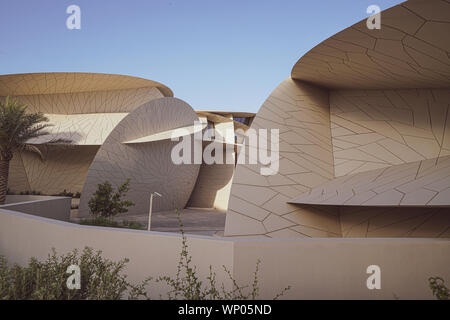 DOHA QATAR - 10 JUILLET 2019;Musée national du Qatar forme inhabituelle mais design remarquable est inspiré par le Désert de cristal rose a ouvert ses portes en mars 2019 conçu Banque D'Images