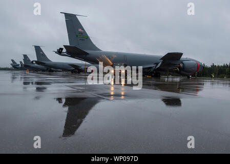 Les aviateurs américains de la base aérienne MacDill, Floride, Kadena Air Base, le Japon et l'Eielson Air Force Base, Alabama), préparer et faire le plein de 909e Escadron de ravitaillement en vol KC-135 Stratotankers, Kadena Air Base, au Japon, avant une mission au cours de l'exercice Red Flag Alaska 19-3 à Eielson Air Force Base, Alaska, le 16 août 2019. RF-A est un Pacific Air Forces-exercice d'entraînement pour le terrain et les forces des partenaires des États-Unis effectué par des conditions de combat aérien simulé. Cet exercice renforce l'engagement continu à la région dans un pays du Pacifique, le dirigeant et le pouvoir. (U.S. Air Force photo de Tech. Le Sgt. Matthieu B. Frede Banque D'Images