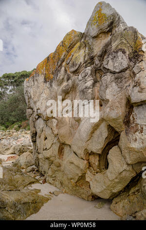 Les roches rouillées sur la plage, la ligne de la côte sud de la Nouvelle-Galles du Sud, Australie Banque D'Images