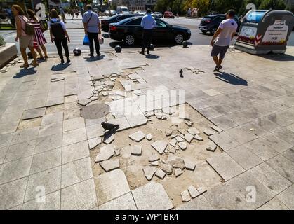 Bucarest, Roumanie - 28 août 2019 : les gens à marcher sur le trottoir plein de stands en face de l'hôtel Unirea Shopping Center, l'endroit le plus achalandé à Bucarest Banque D'Images