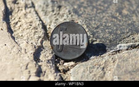 Bucarest, Roumanie - 25 octobre 2018 : une pièce rouillée cinq roumaine bani (cinq pièces d'argent), le deuxième plus petit d'une valeur de la vingtième partie de la subdivision Banque D'Images