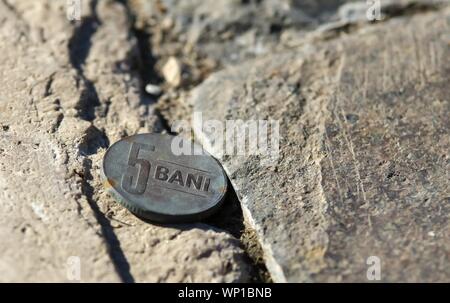 Bucarest, Roumanie - 25 octobre 2018 : une pièce rouillée cinq roumaine bani (cinq pièces d'argent), le deuxième plus petit d'une valeur de la vingtième partie de la subdivision Banque D'Images