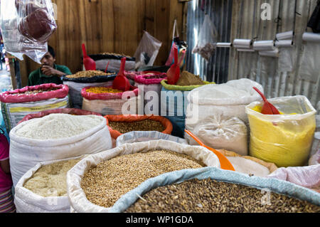 Marché de Chichicastenango, les épices, les céréales et les Chiles en vente dans le Mercado - Chichicastenango, Guatemala Banque D'Images