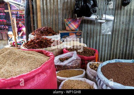 Marché de Chichicastenango, les épices, les céréales et les Chiles en vente dans le Mercado - Chichicastenango, Guatemala Banque D'Images