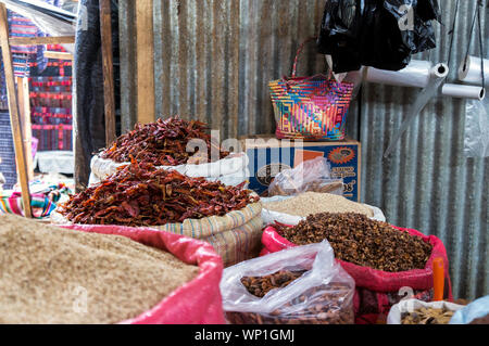 Marché de Chichicastenango, les épices, les céréales et les Chiles en vente dans le Mercado - Chichicastenango, Guatemala Banque D'Images