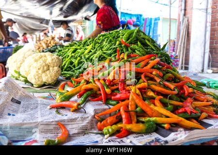 Les poivrons et Chiles pour vente à la marché de Chichicastenango - Guatemala Banque D'Images