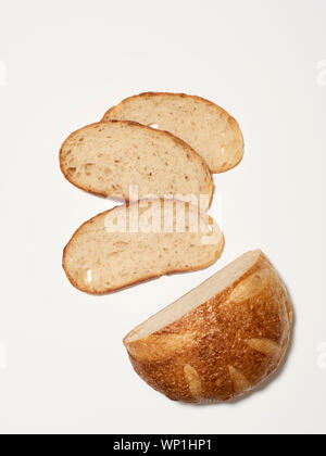 Tranches de pain au levain on white Banque D'Images