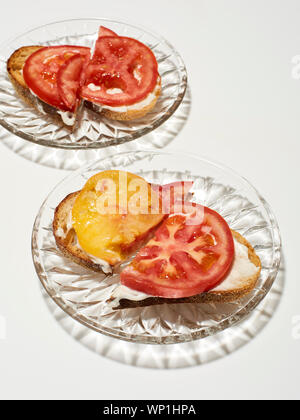 Pain grillé avec tomates vegan mayo sur pain au levain Banque D'Images