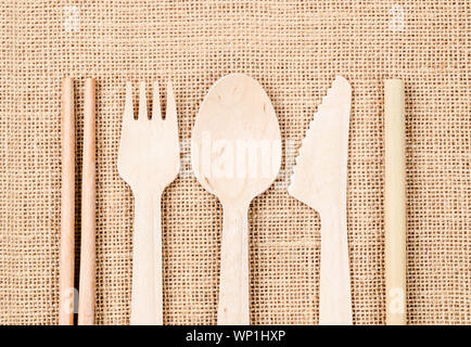 Cuillère en bois set de tubes de bambou et de paille sur fond sac, Eco concept environnement. Banque D'Images