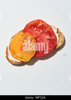 Heirloom Tomatoes sur une tranche de pain au levain Banque D'Images