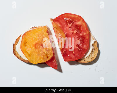 Heirloom Tomatoes on Toast au levain Banque D'Images