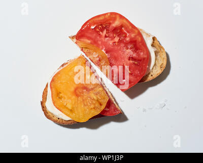 Toast de tomate sur sourdough réduit de moitié Banque D'Images
