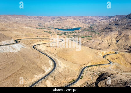 La Jordanie, le gouvernorat de Madaba. King's Highway, l'autoroute 35 qui traverse le paysage de désert près de Mujib réservoir. Banque D'Images