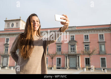 Belle femme de prendre un téléphone avec son selfies dans un parc à Boadilla Banque D'Images