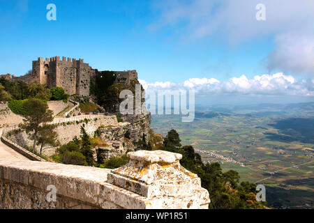 Beau château surplombant la vaste Erice valley ci-dessous dans la provence de Trapini Banque D'Images