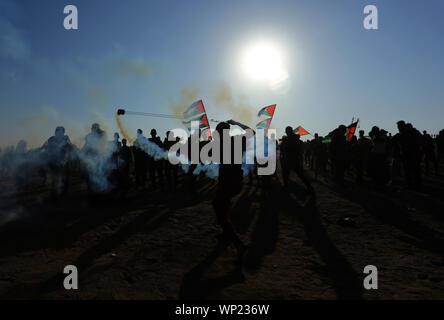 Gaza, la Palestine. 06 Sep, 2019. Un manifestant palestinien utilise une fronde à jette des pierres au cours d'une manifestation anti-israélienne à la frontière Israel-Gaza clôture dans le sud de la bande de Gaza. Credit : SOPA/Alamy Images Limited Live News