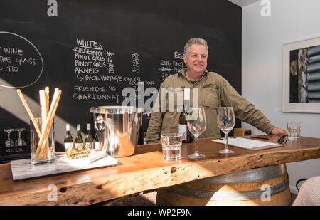 Vin James Manny, co-propriétaire de Rowlee Vins en pays Nouvelle Galles du Sud, Australie, derrière le bar dans la salle de dégustation à la cave Banque D'Images