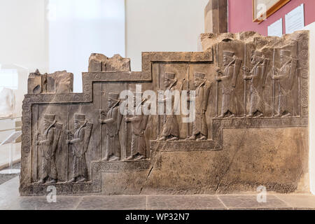 L'allégement de la centrale nord de l'escalier, Apadana, Persépolis, Musée de l'Iran Ancien, Musée National d'Iran, Téhéran, Iran Banque D'Images