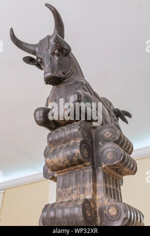 La colonne Capital, Bull Head, Persépolis, Musée de l'Iran Ancien, Musée National d'Iran, Téhéran, Iran Banque D'Images