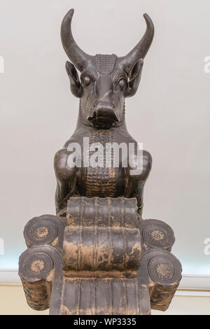 La colonne Capital, Bull Head, Persépolis, Musée de l'Iran Ancien, Musée National d'Iran, Téhéran, Iran Banque D'Images