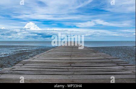 Un long sentier en bois fin de la mer et fond de ciel bleu Banque D'Images