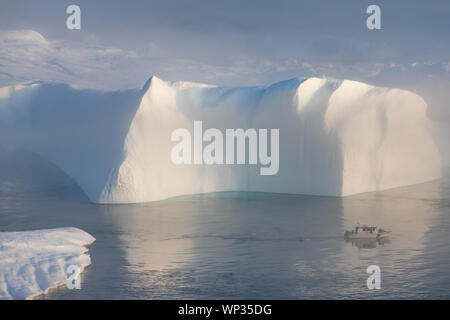 Les icebergs échoués dans le brouillard à l'embouchure de la près de Fjord glacé d'Ilulissat. La nature et les paysages du Groenland. Billet sur le navire entre le CIEM. Banque D'Images