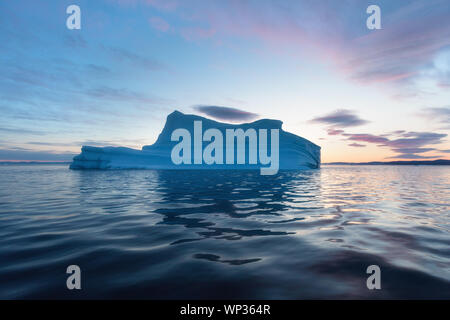 Les icebergs en face de la ville de pêche au Groenland Ilulissat. La nature et les paysages du Groenland. Billet sur le navire entre le CIEM. Seascape Banque D'Images