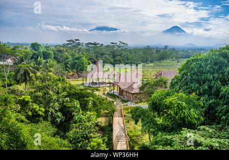 Vue de l'espace rural paysage javanais depuis le toit de l'appareil photo de House Borobudur, le centre de Java, Indonésie Banque D'Images