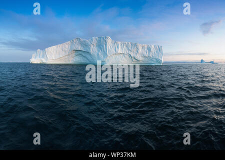 Les icebergs en face de la ville de pêche au Groenland Ilulissat. La nature et les paysages du Groenland. Billet sur le navire entre le CIEM. Seascape Banque D'Images