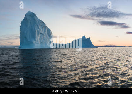 Les icebergs en face de la ville de pêche au Groenland Ilulissat. La nature et les paysages du Groenland. Billet sur le navire entre le CIEM. Seascape Banque D'Images