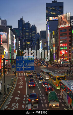 Des scènes de rue à l'intersection de la circulation et des piétons dans la ville de Shinjuku à Tokyo, Japon Banque D'Images