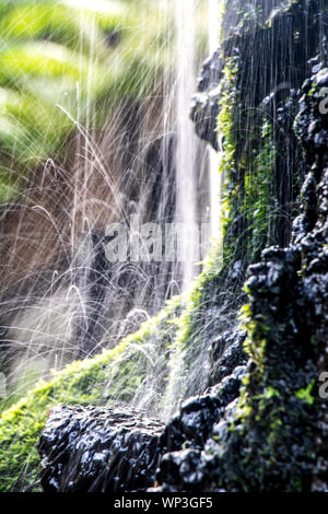 Gouttes d'eau d'un saut d'rock. Petite cascade, vue en gros plan. Cascade d'eau. Banque D'Images