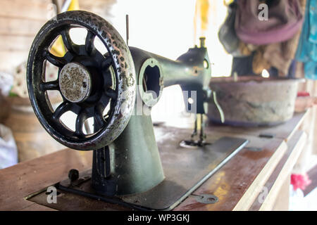 Vieille machine à coudre en thaï ménage. Retro sewing machine prête à travailler, Close up. Banque D'Images