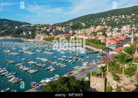 Une vue de la baie et dans le golfe de Lerici, Italie du nord du château montrant les bateaux amarrés dans la marina et architecture historique Banque D'Images