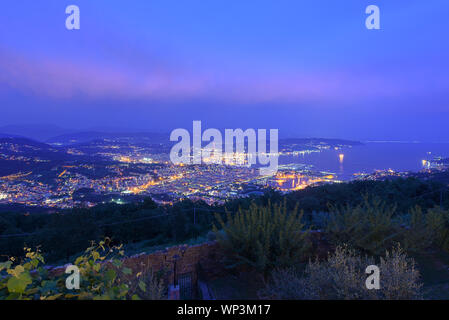 Portrait de nuit à partir d'une montagne de Golfe de La Spezia, une partie du nord de la mer Tyrrhénienne, au nord de l'Italie avec une ville illuminée et l'UEDN port Banque D'Images