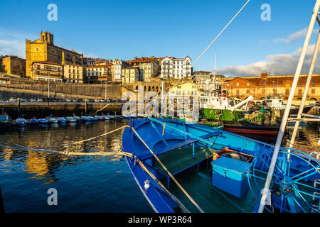 Bateaux de pêche colorés amarrés au port de Getaria, Pays Basque, Espagne Banque D'Images