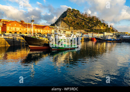 Vue sur port de Getaria, un village de pêcheurs typique dans la province du Guipuzcoa, Pays Basque, Espagne Banque D'Images