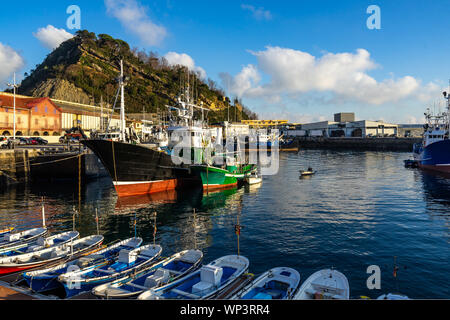 Vue sur port de Getaria, un village de pêcheurs typique dans la province du Guipuzcoa, Pays Basque, Espagne Banque D'Images