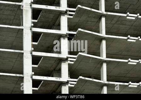 Nouvelle construction d'une maison à plusieurs étages, l'enveloppe du bâtiment, construction de béton, homme, Maldives Banque D'Images