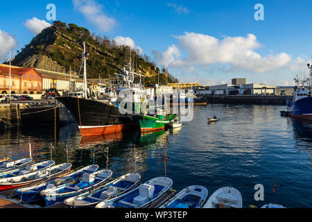 Vue sur port de Getaria, un village de pêcheurs typique dans la province du Guipuzcoa, Pays Basque, Espagne Banque D'Images