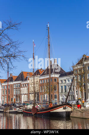 Voilier historique dans le Hoge der aa canal de Groningen, Pays-Bas Banque D'Images