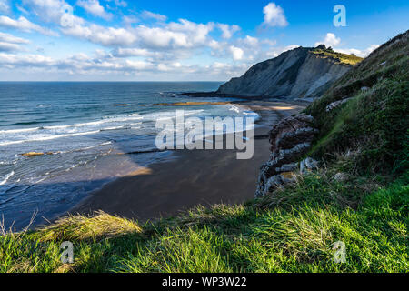 Paysage pittoresque de Itzurun beach de Zumaia, Pays Basque, Espagne Banque D'Images