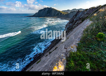 Scenic falaises surplombant l'océan Atlantique près de Zumaia, Pays Basque, Espagne Banque D'Images