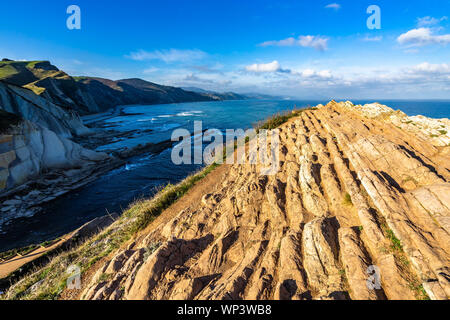 Les spectaculaires falaises de la route près de flysch Zumaia, Gipuzcoa, Pays Basque, Espagne Banque D'Images