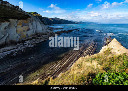 Les spectaculaires falaises de la route près de flysch Zumaia, Gipuzcoa, Pays Basque, Espagne Banque D'Images