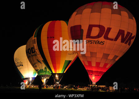 Ceska Skalice, République tchèque. Sep 6, 2019. La célèbre nightglow est une superbe vue avec six équipes de la montgolfière d'allumer leur ballon à la nuit tombée. Une collection des 25 montgolfières prenant part à Rozkos Lac est un réservoir situé dans la partie nord de la République tchèque, situé à proximité de la ville de Ceska Skalice près de la frontière avec la Pologne. Credit : Slavek Ruta/ZUMA/Alamy Fil Live News Banque D'Images