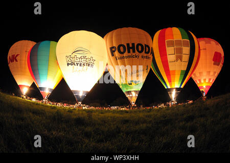 Ceska Skalice, République tchèque. Sep 6, 2019. La célèbre nightglow est une superbe vue avec six équipes de la montgolfière d'allumer leur ballon à la nuit tombée. Une collection des 25 montgolfières prenant part à Rozkos Lac est un réservoir situé dans la partie nord de la République tchèque, situé à proximité de la ville de Ceska Skalice près de la frontière avec la Pologne. Credit : Slavek Ruta/ZUMA/Alamy Fil Live News Banque D'Images