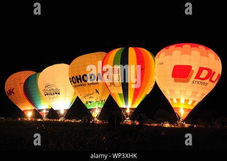 Ceska Skalice, République tchèque. Sep 6, 2019. La célèbre nightglow est une superbe vue avec six équipes de la montgolfière d'allumer leur ballon à la nuit tombée. Une collection des 25 montgolfières prenant part à Rozkos Lac est un réservoir situé dans la partie nord de la République tchèque, situé à proximité de la ville de Ceska Skalice près de la frontière avec la Pologne. Credit : Slavek Ruta/ZUMA/Alamy Fil Live News Banque D'Images