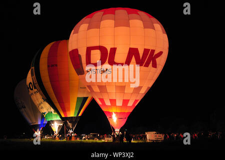 Ceska Skalice, République tchèque. Sep 6, 2019. La célèbre nightglow est une superbe vue avec six équipes de la montgolfière d'allumer leur ballon à la nuit tombée. Une collection des 25 montgolfières prenant part à Rozkos Lac est un réservoir situé dans la partie nord de la République tchèque, situé à proximité de la ville de Ceska Skalice près de la frontière avec la Pologne. Credit : Slavek Ruta/ZUMA/Alamy Fil Live News Banque D'Images